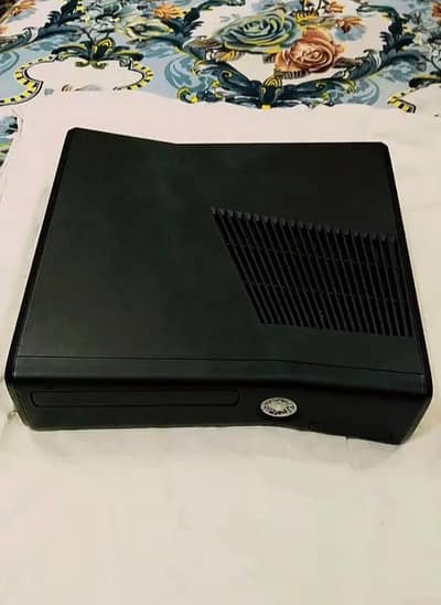 Xbox 360 Slim 320GB,  2 Original Wireless Controllers,