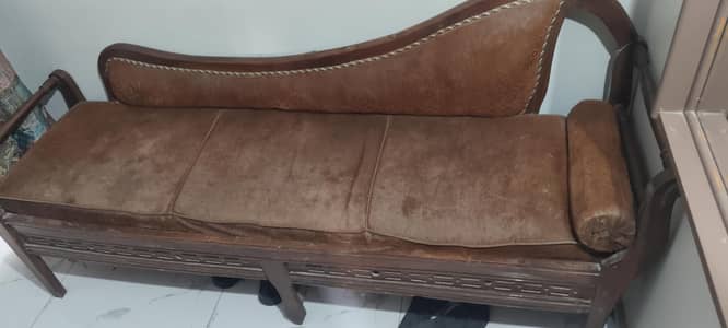 3 seater sethi foam daba hoa hai Sara