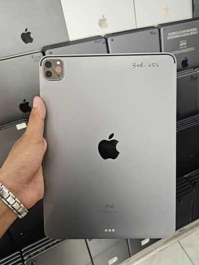 Ipad pro 11 M1 chip 256gb 1750AED