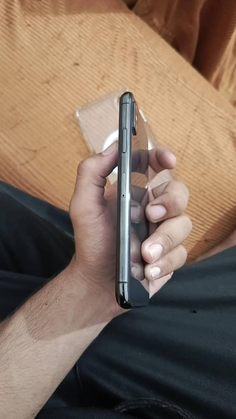 Apple iPhone XS 3