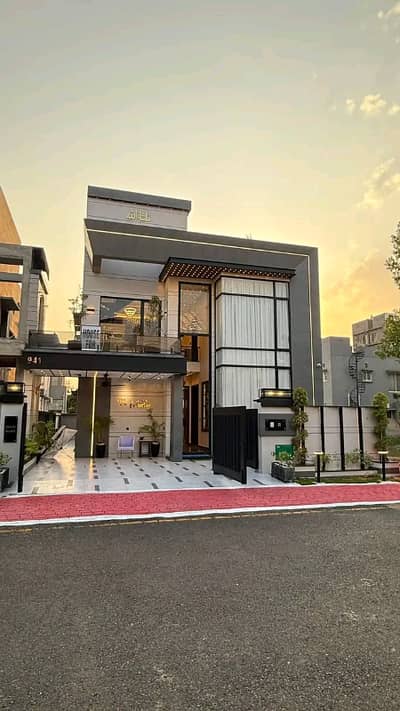 10 Marla Luxury House is Available for Rent in Bahria Town Lahore