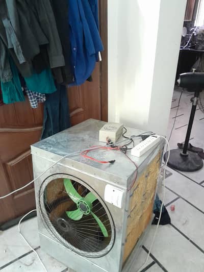Cooler with Solar Plate System