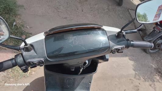 Reevo electric scooty
