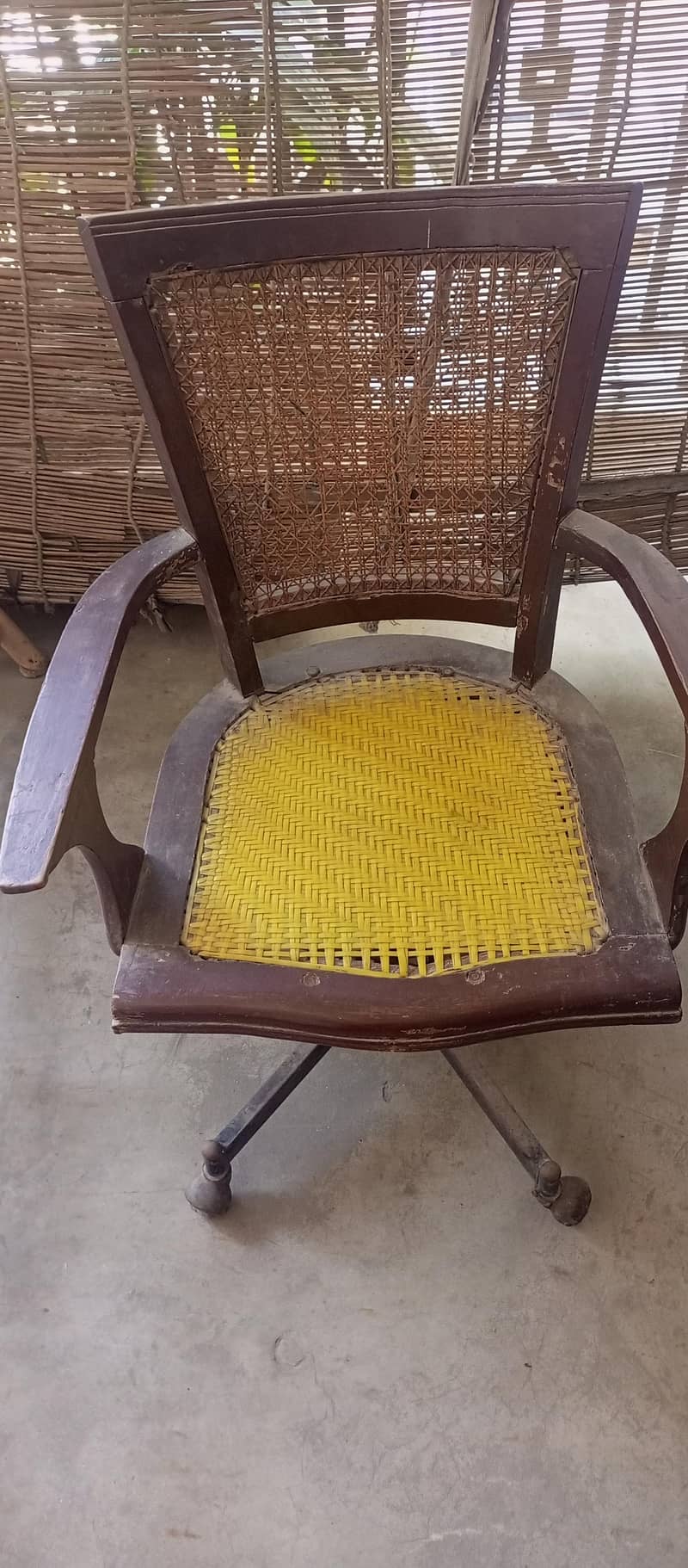 بھاری اور مضبوط لکڑی کی گھومنے والی آفس کرسی 0