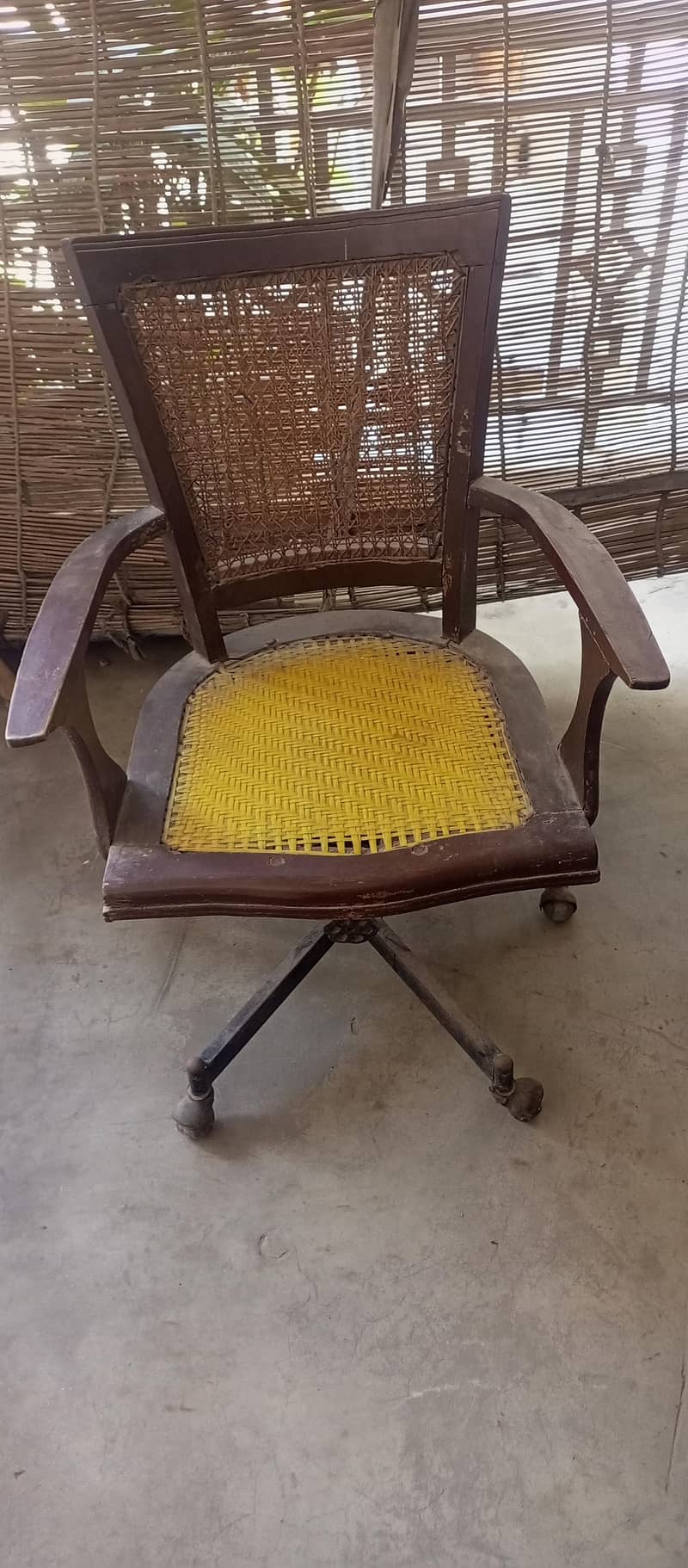 بھاری اور مضبوط لکڑی کی گھومنے والی آفس کرسی 1
