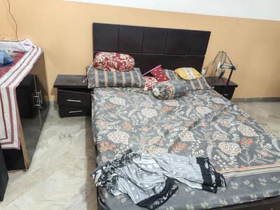 Bed set available without mattress  5.5 size