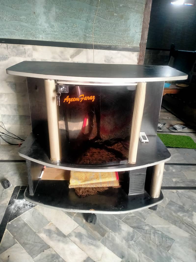 TV Trali, computer table 1