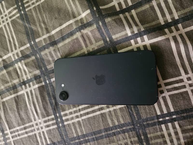 Apple iPhone 16e 1