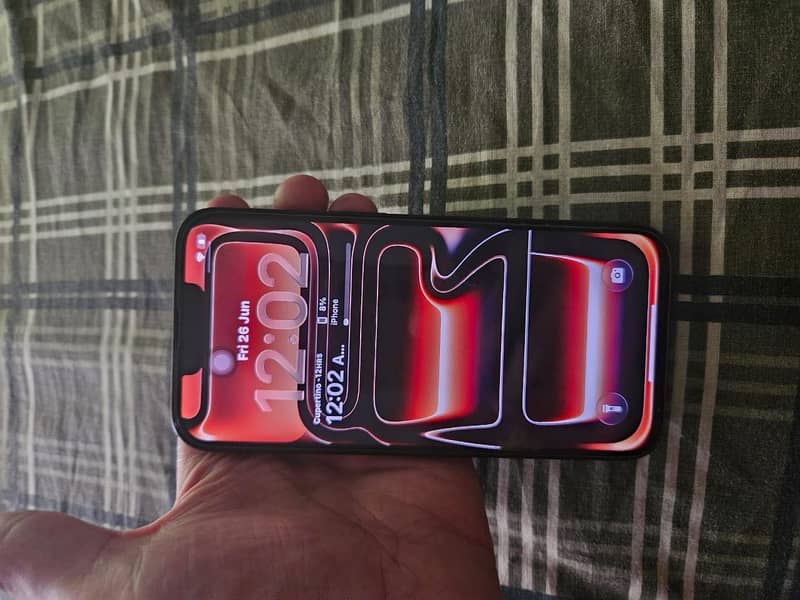 Apple iPhone 16e 3
