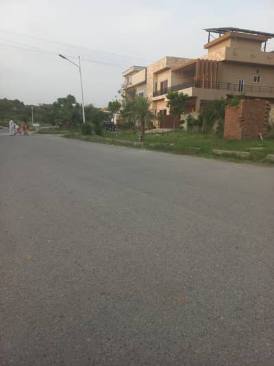Lalazar Valley.  4.25 marla. Own name.  Reasonable price