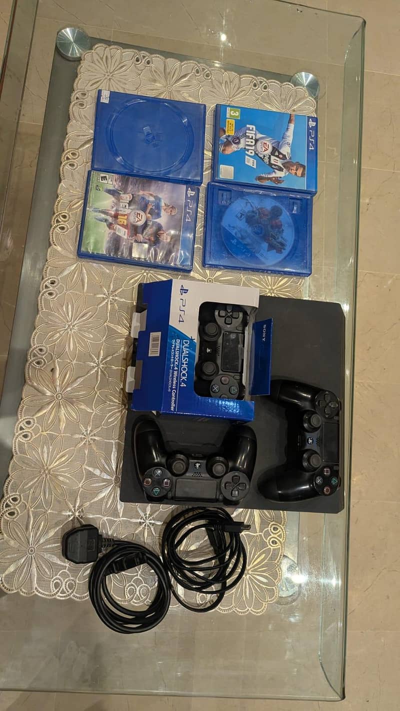 PS 4 PRO 4