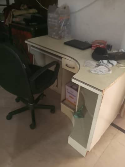 comuter table with chair
