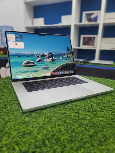 Macbook Pro M3 Max 16 inch Silver 36/1TB 2 Cycles Under Warranty