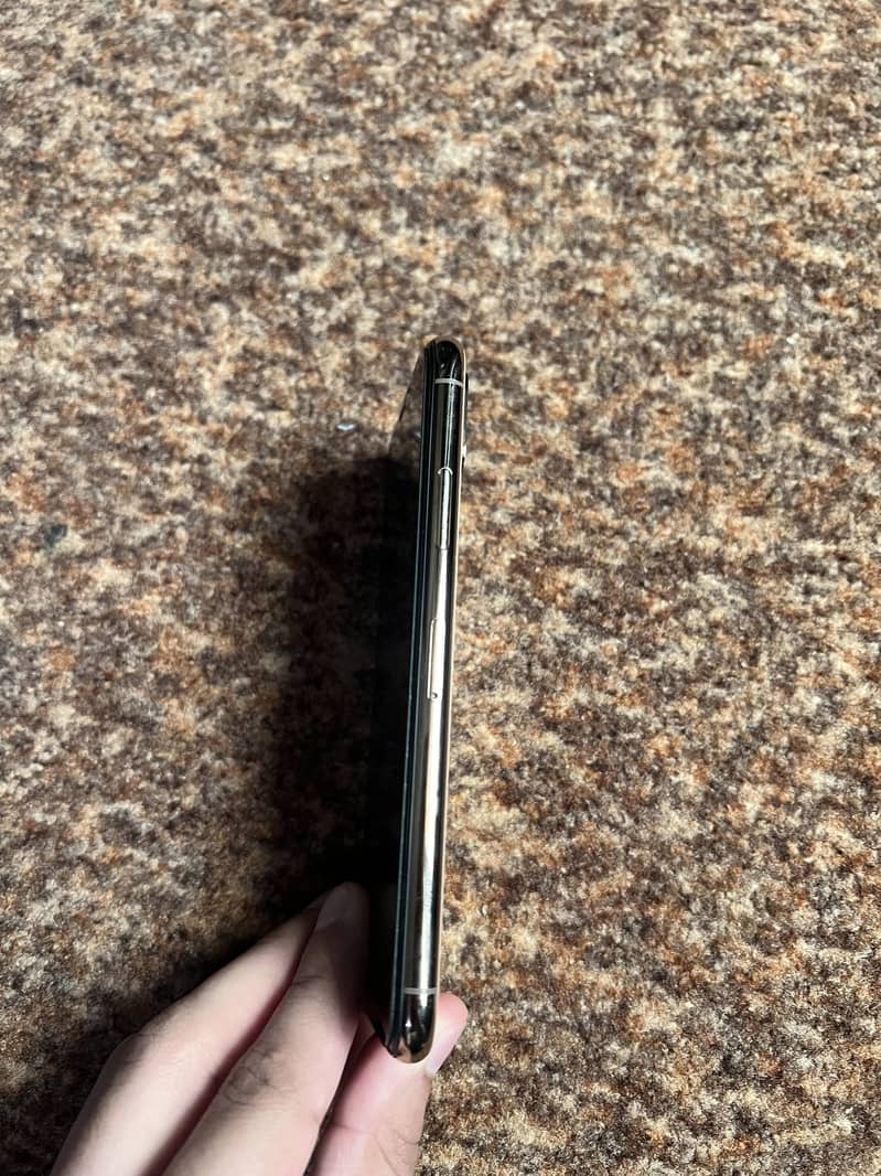 iPhone XS 3