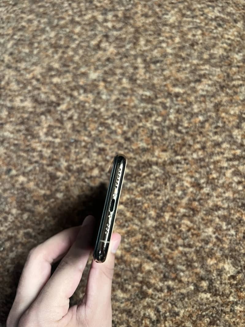 iPhone XS 4