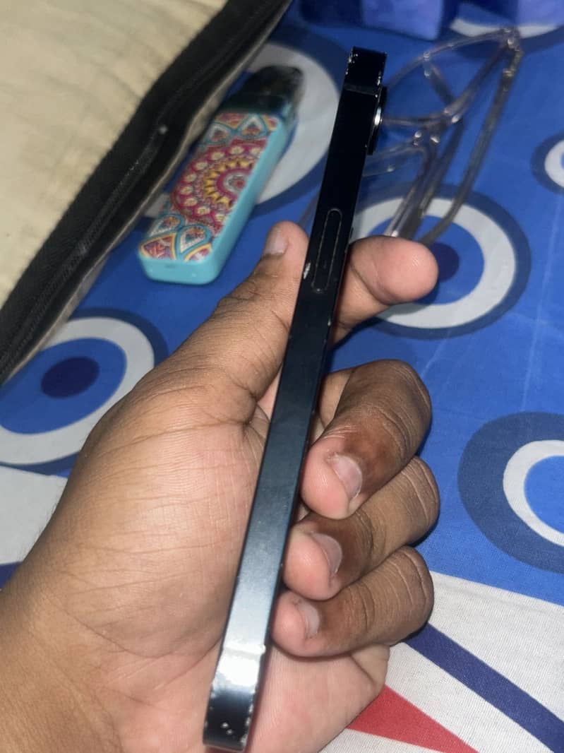 Apple iPhone 16e 0