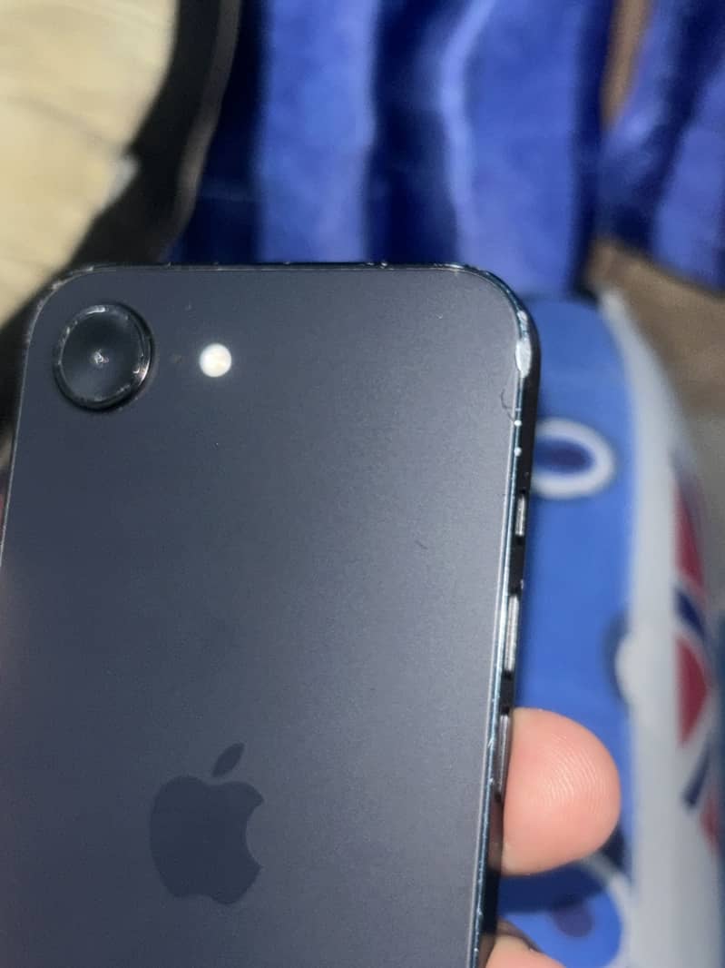 Apple iPhone 16e 1