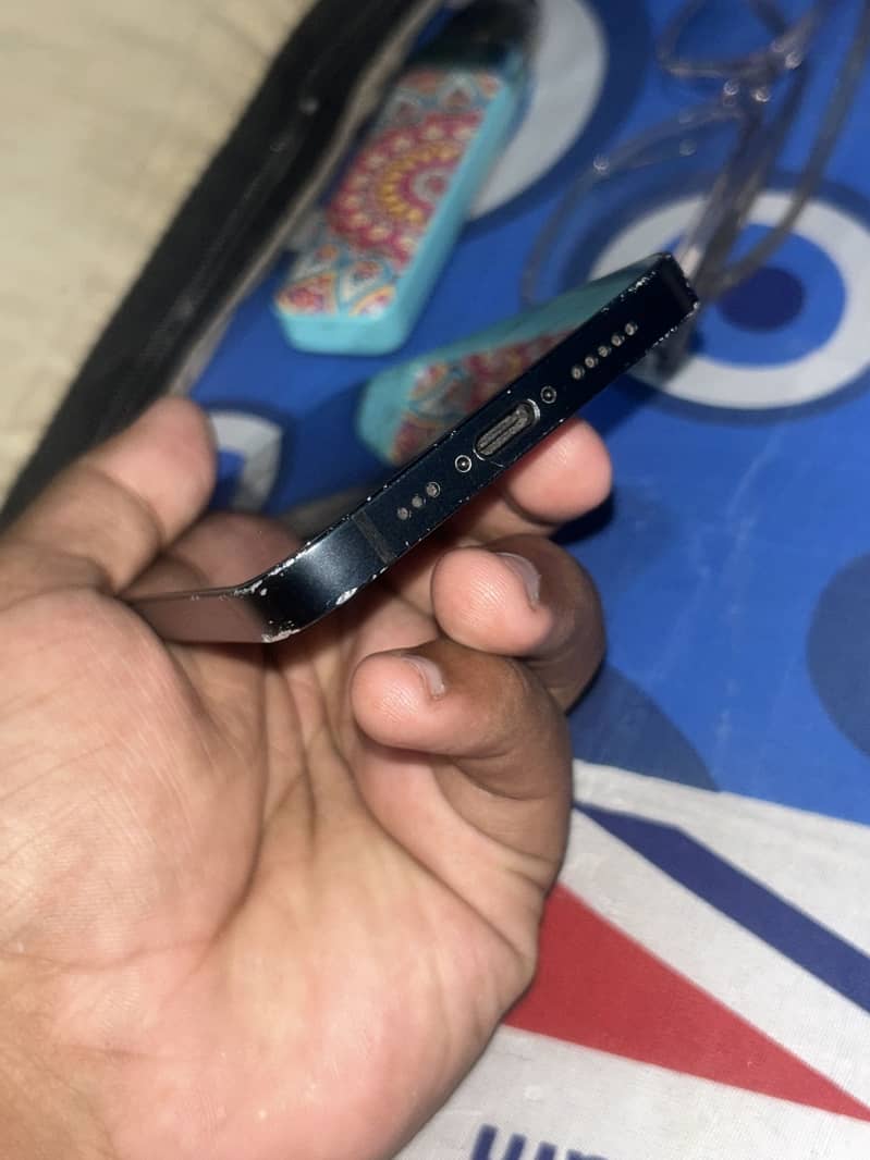 Apple iPhone 16e 3