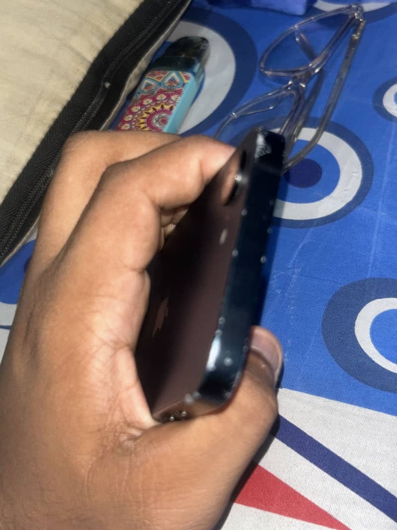 Apple iPhone 16e 5