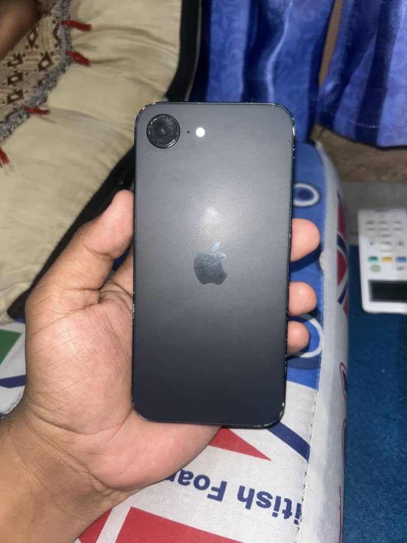 Apple iPhone 16e 6