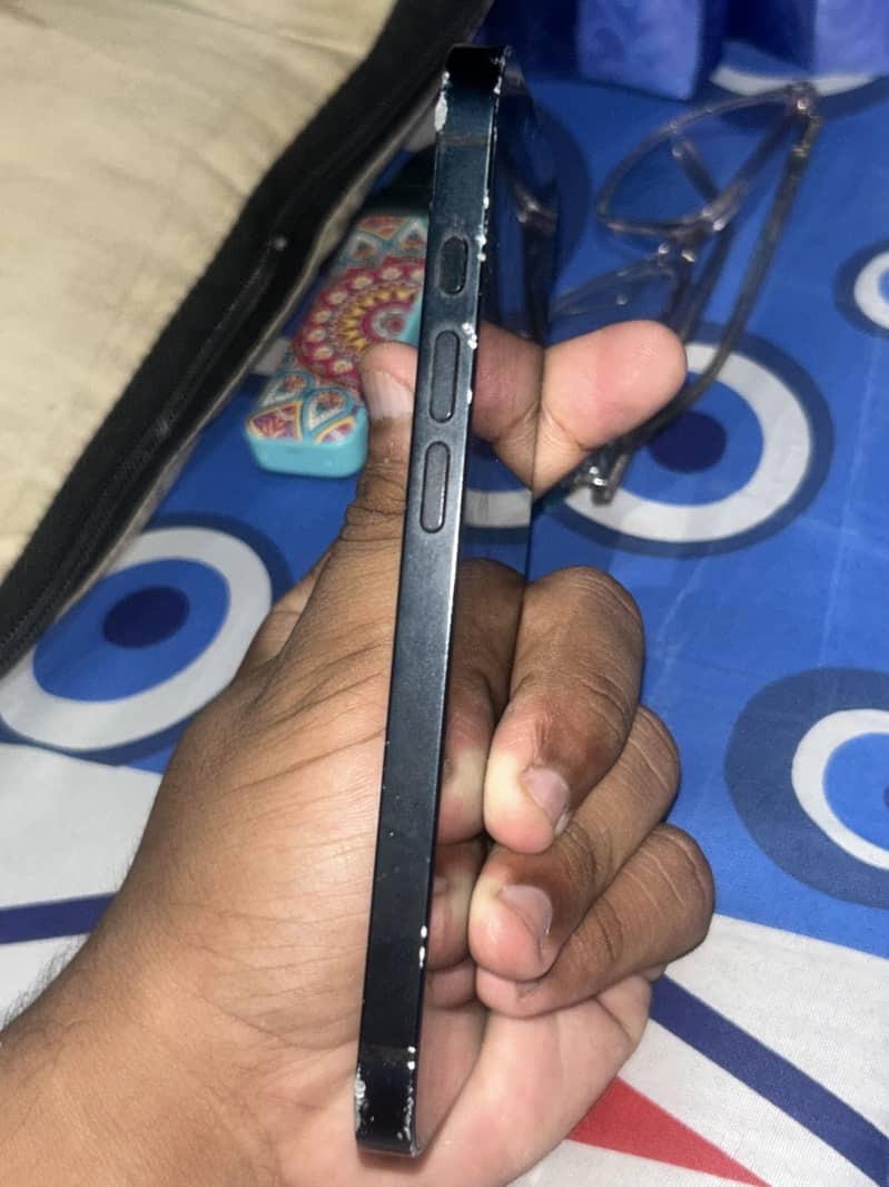 Apple iPhone 16e 7
