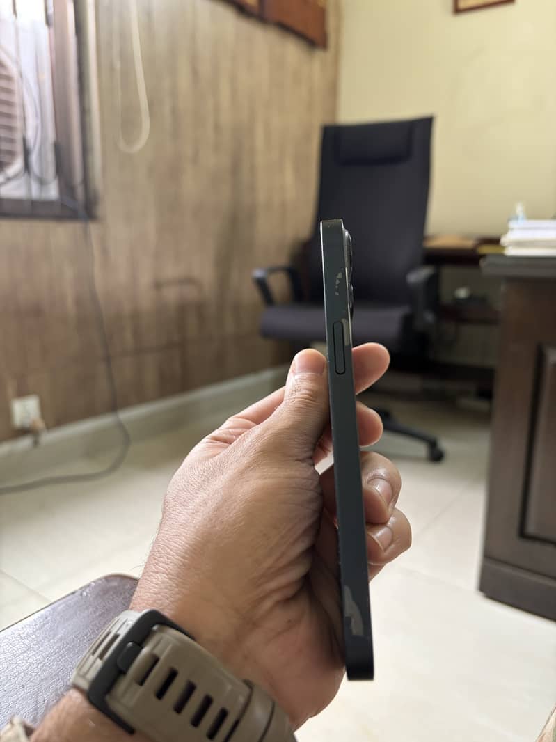 Apple iPhone 13 2
