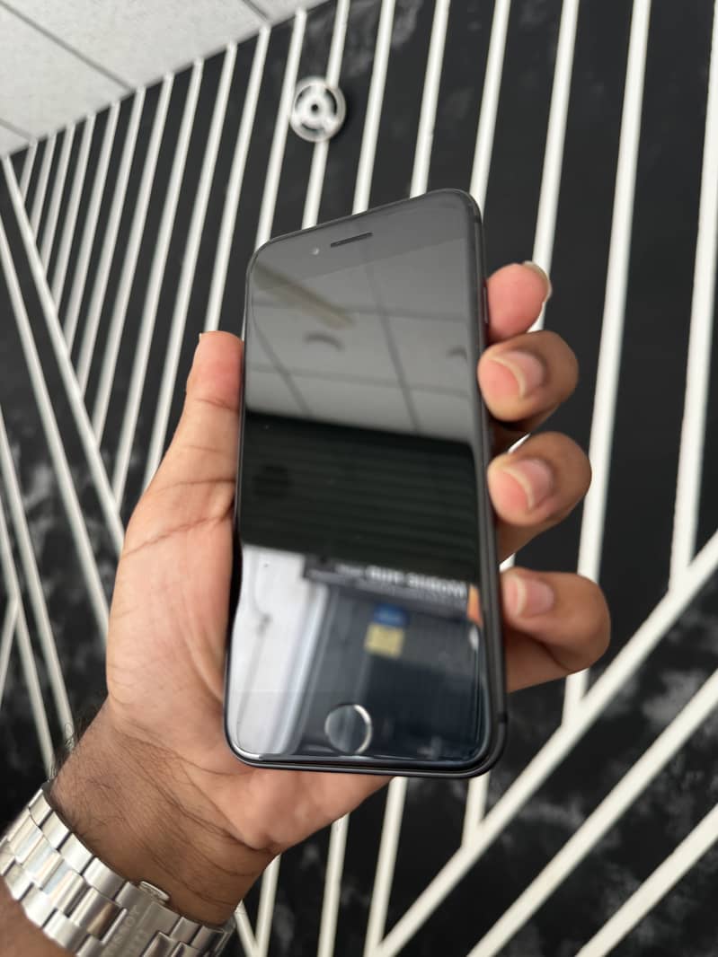 Apple iPhone 8 1