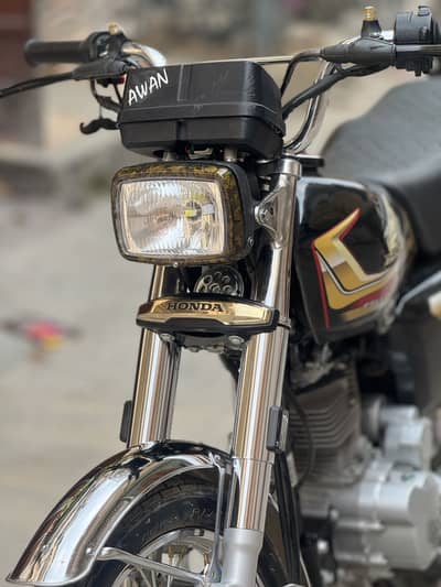 Honda 125 2026 Gold Edition black