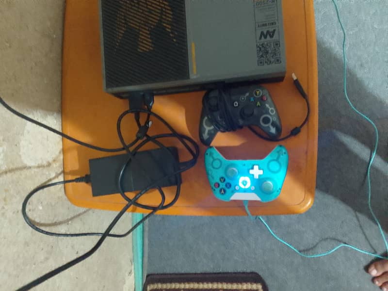 Xbox One 1tb Console with 2 Controller 4