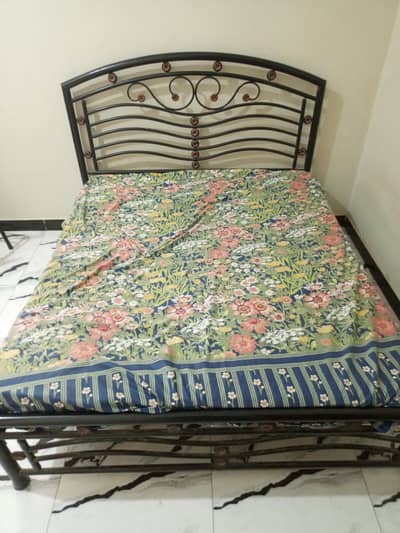 Rought iron bed queen size 7/10 quality