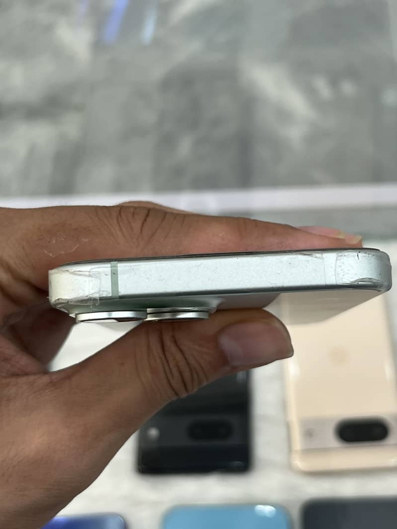 iPhone 15 4
