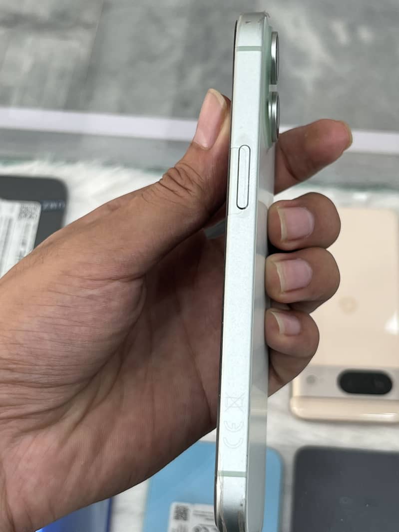 iPhone 15 6