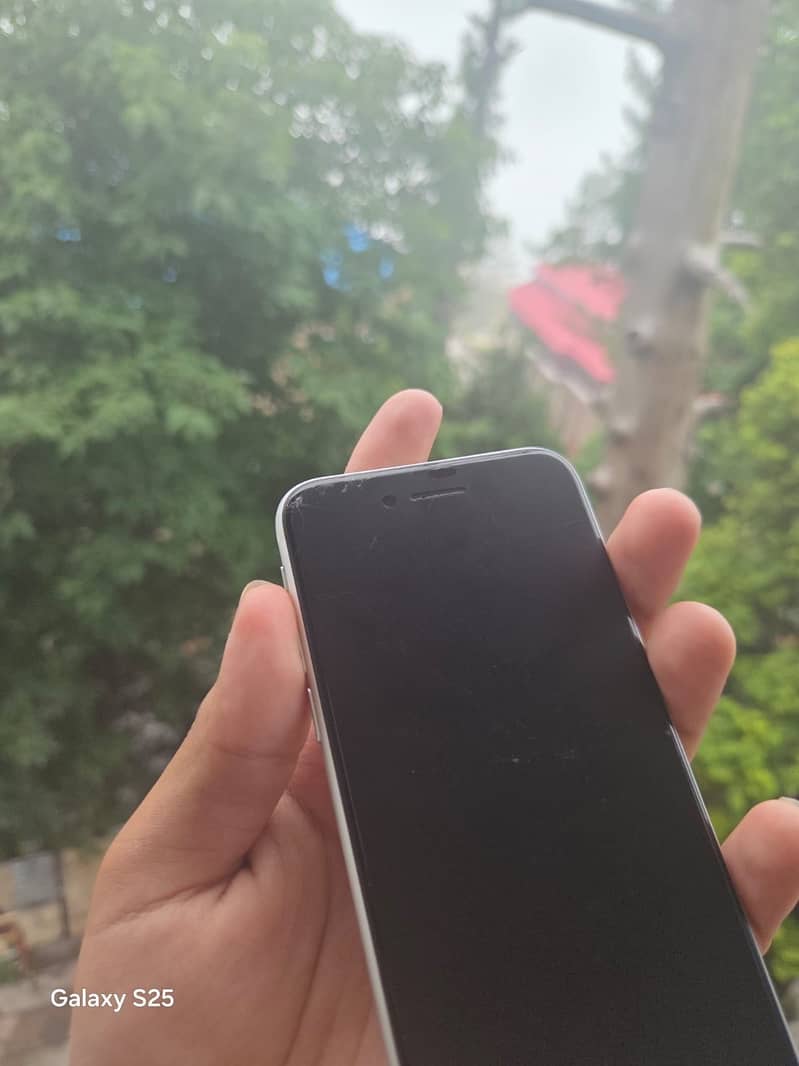 iPhone SE 6