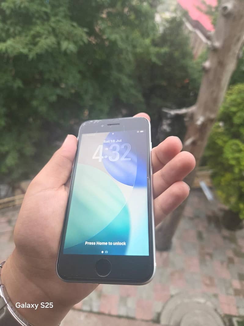 iPhone SE 14