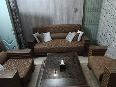 8 seater sofa set slightly used good quality with tabel