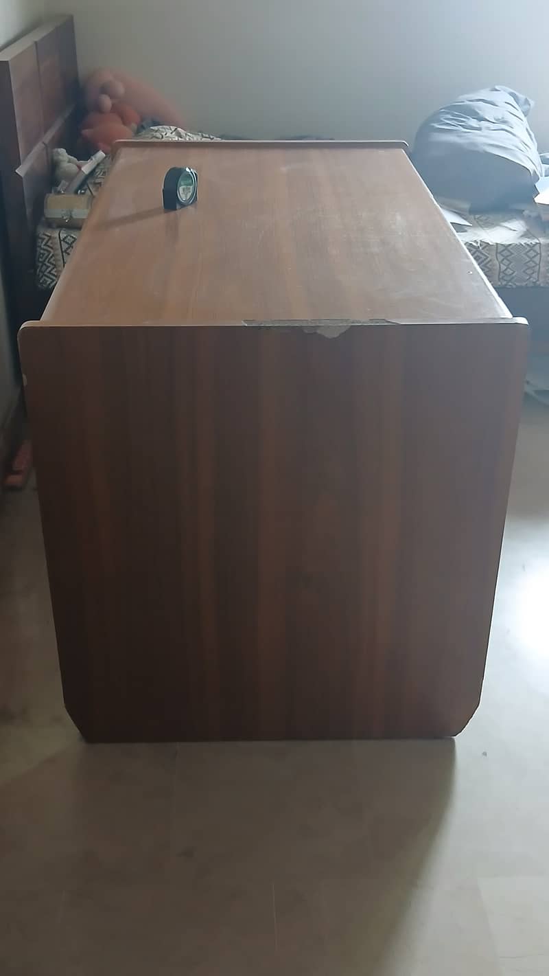 Study table ln good condition 2