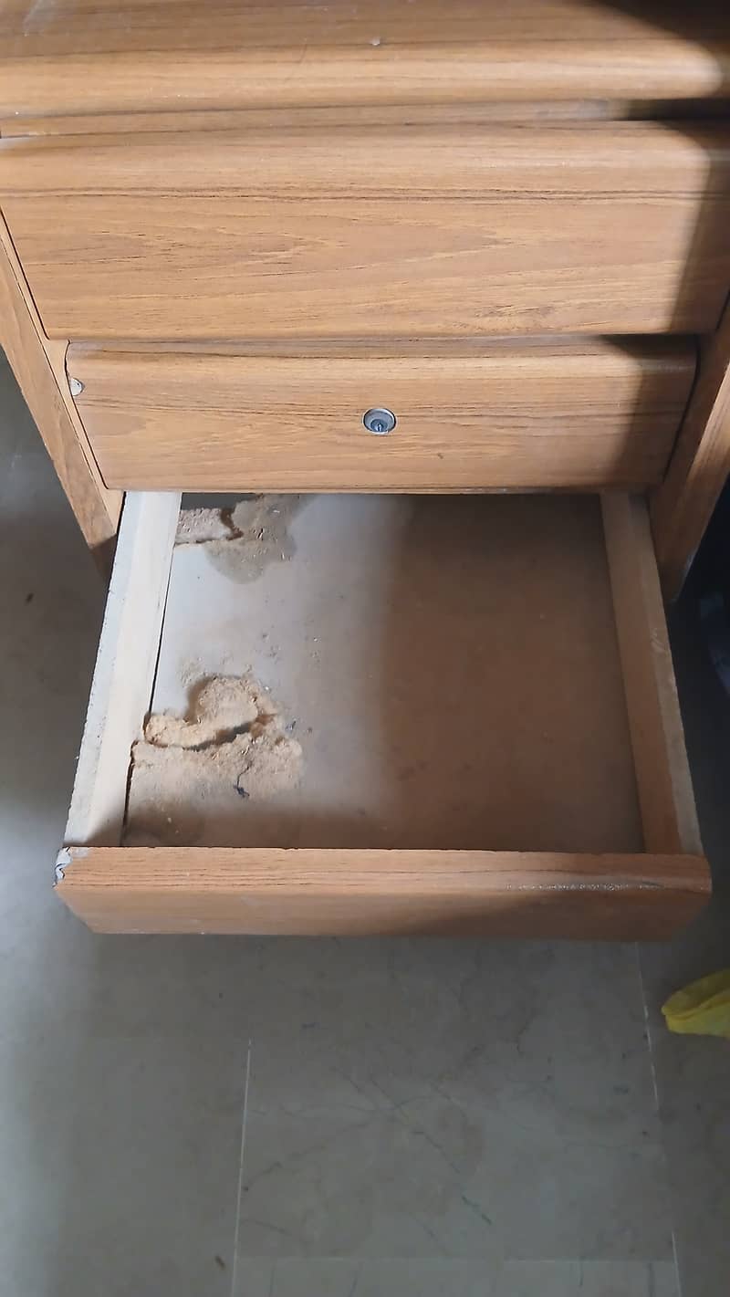 Study table ln good condition 3