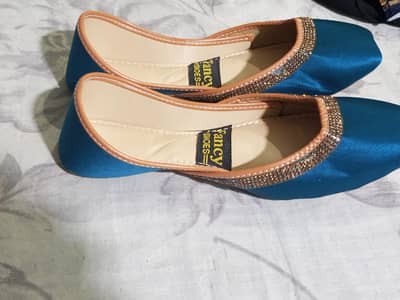 ​[URGENT SALE] Beautiful Fancy Ladies Khussa / Shoes – Size 7