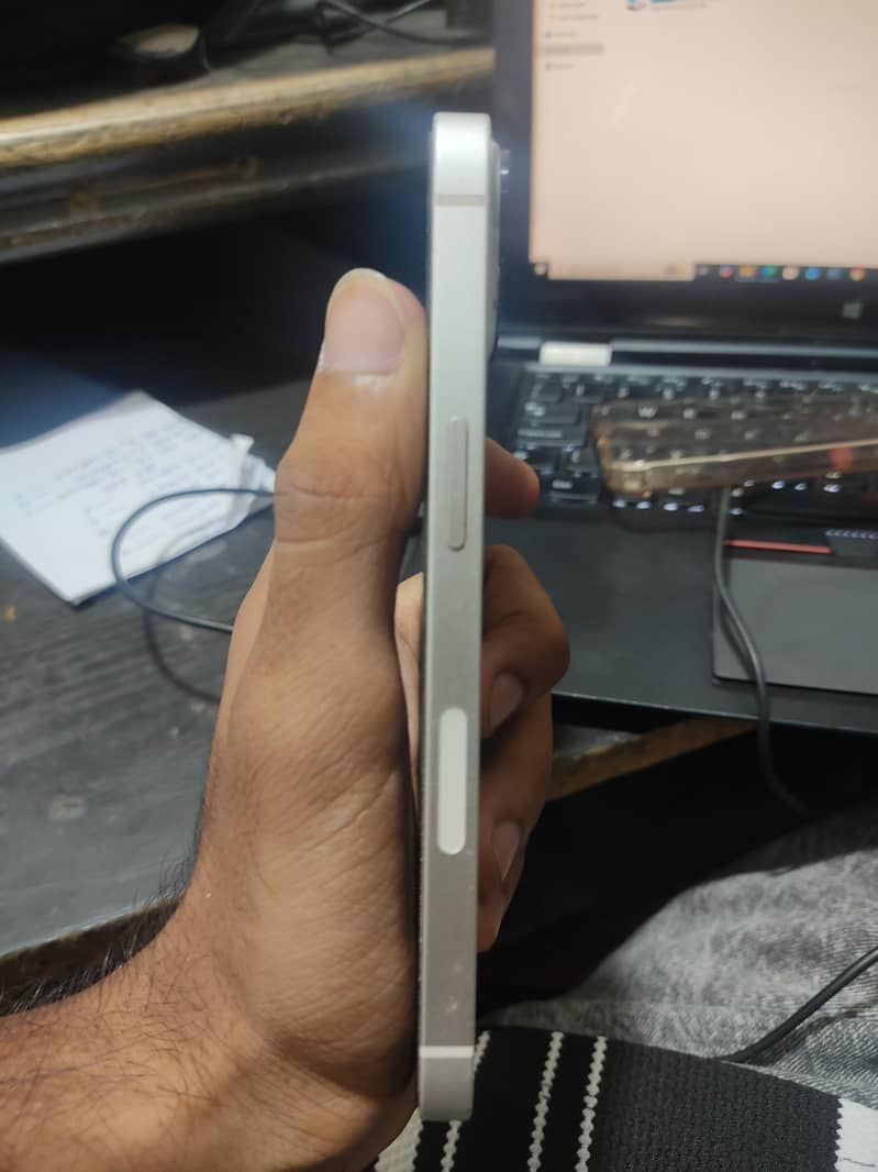 Apple iPhone 13 2