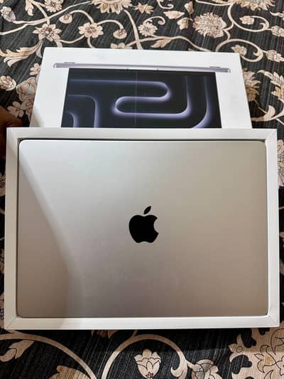 Apple MacBook M5 Pro 14-inch 24GB RAM 1TB (MDE64LL/A , Silver)