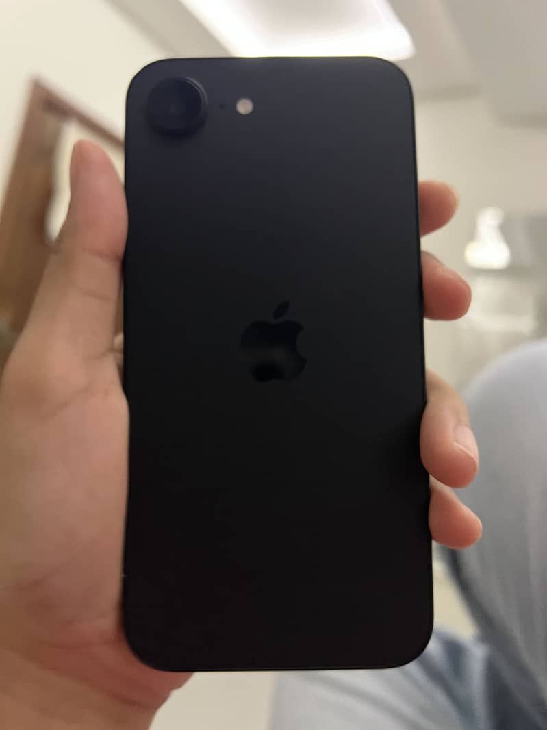 Apple iPhone 16e 0