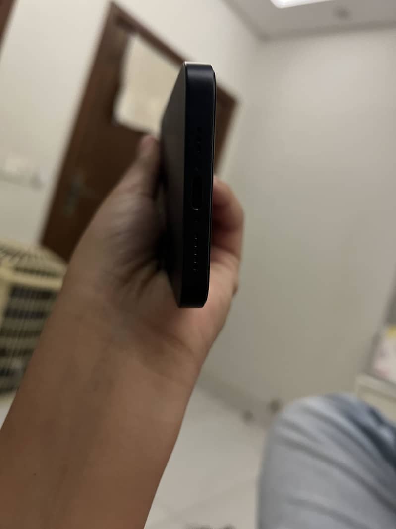 Apple iPhone 16e 1