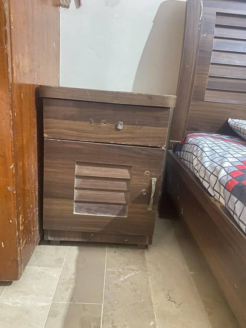 Double Bed with one side table 3