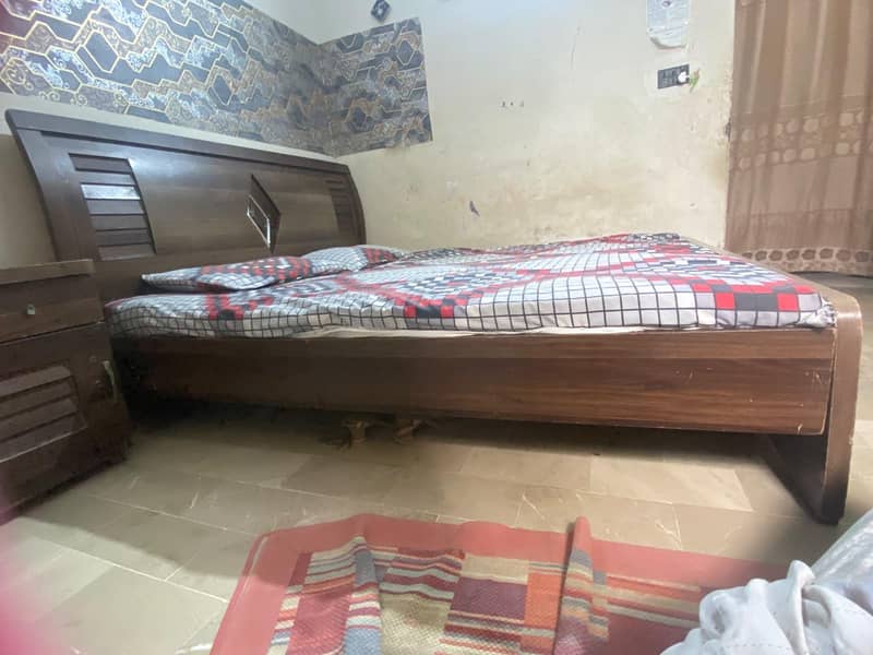 Double Bed with one side table 4