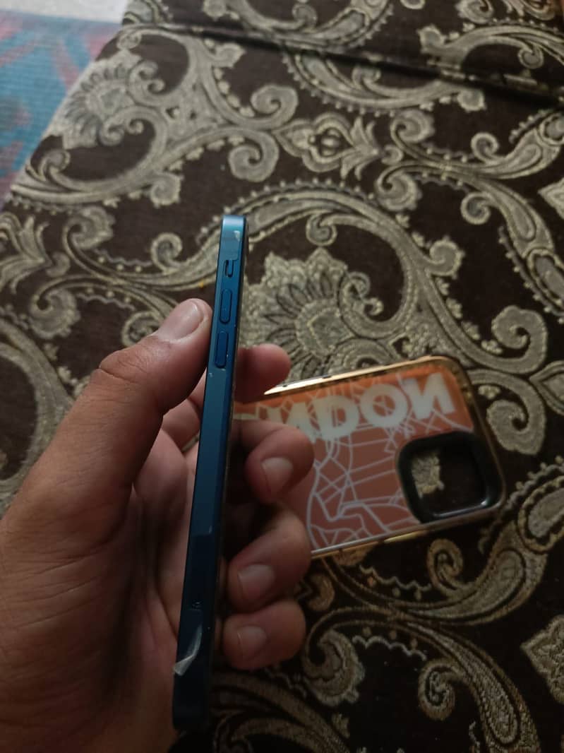 Apple iPhone 12 4