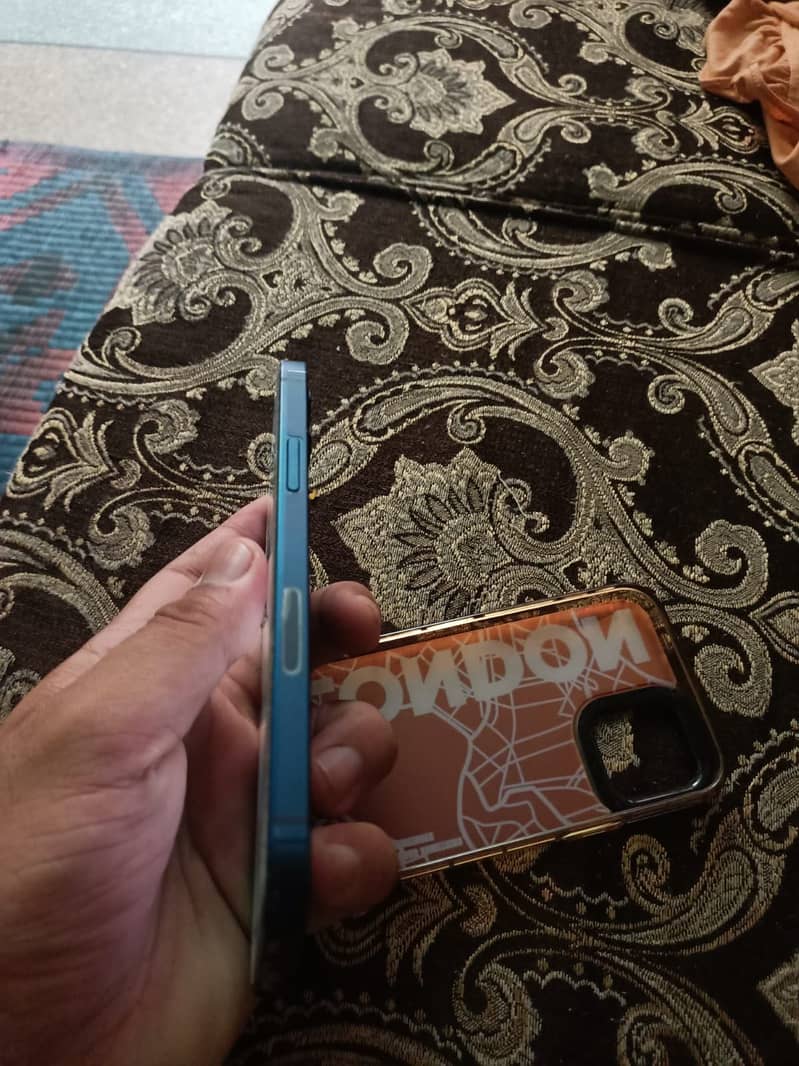 Apple iPhone 12 4