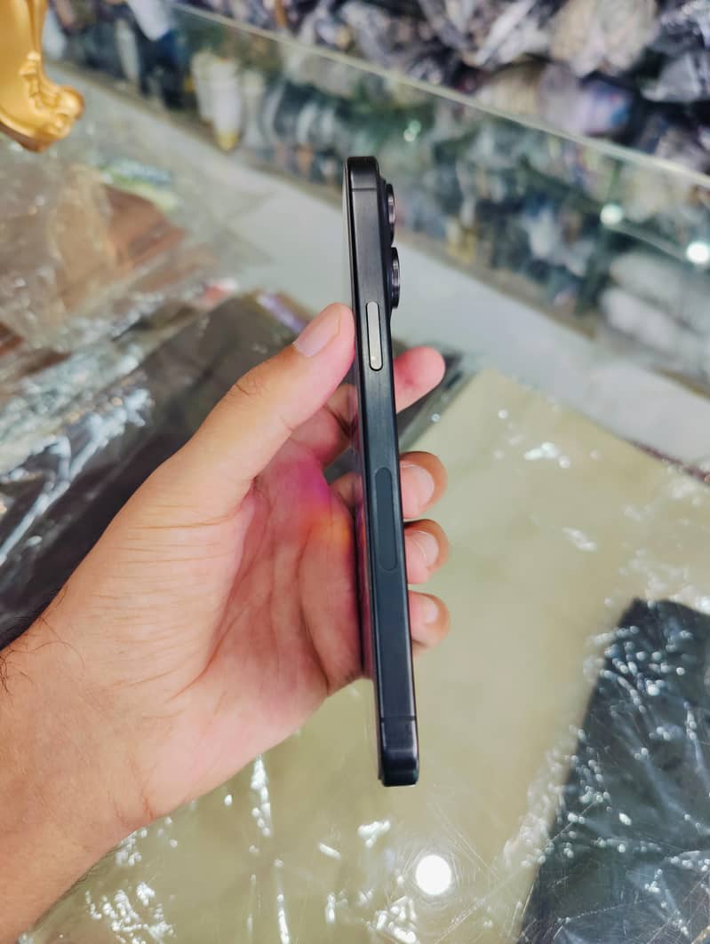 iPhone 15 Pro Max 2