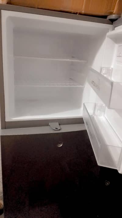 Haier fridge silver color bilkul saf suthri condition