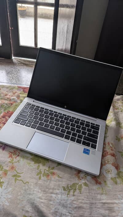 HP Elitebook 830 G8