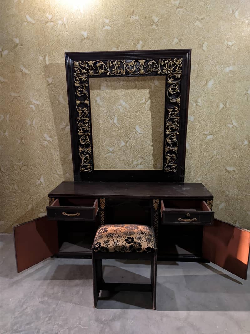 Dressing table in good condition 2
